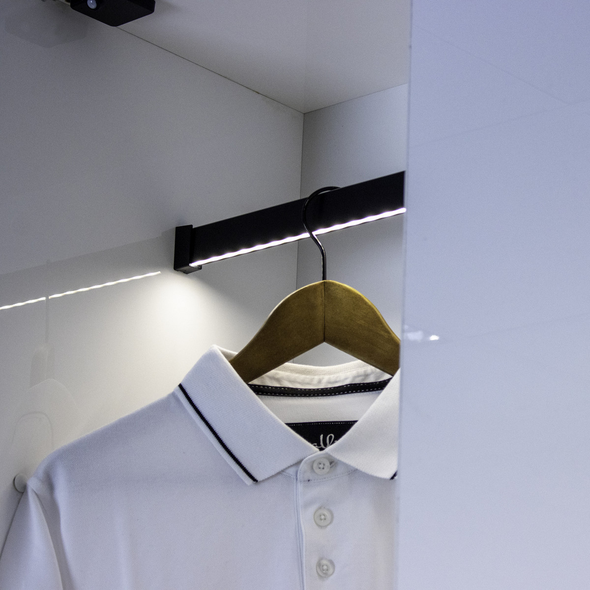 RELING SLIM prostokątny drążek do szaf i garderób w 2 kolorach aluminium i czarny z taśmą LED na wymiar (4)